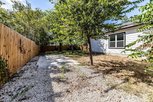 Building Photo - 1934 Lamar St