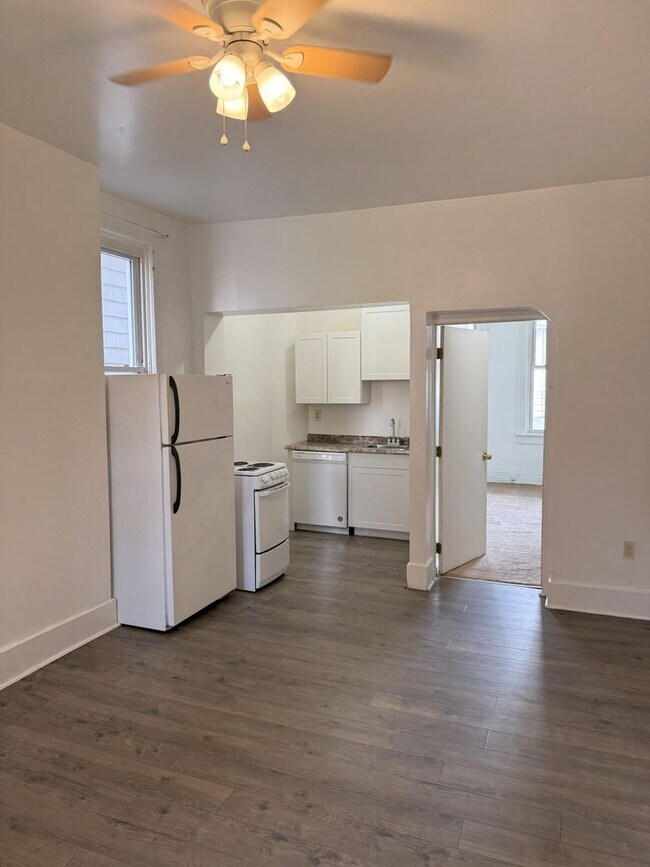 Building Photo - 374 Meyran Ave