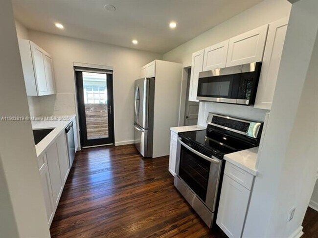 Building Photo - 2210 SW 25th St