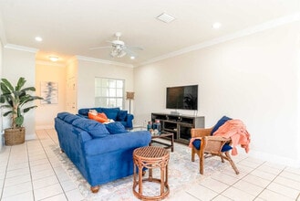 Building Photo - 2 E Lantana St