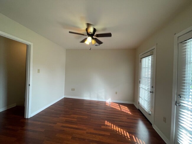 Building Photo - 2 Bedroom Townhouse Near Southdowns & the ...