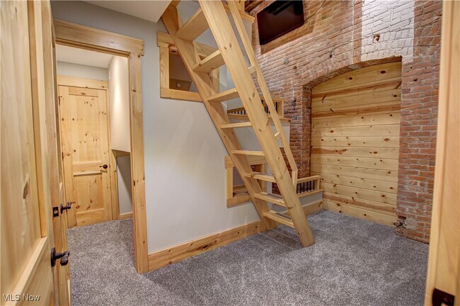 Building Photo - 425 W Lakeside Ave