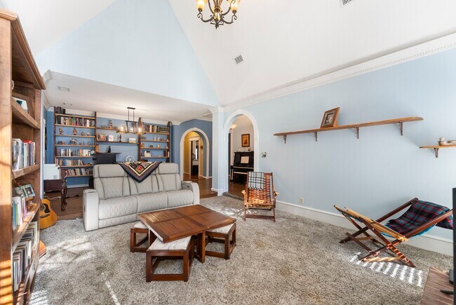 Building Photo - 11 Hornsilver Pl