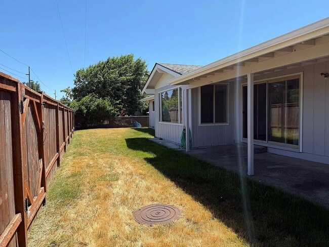 Building Photo - 1422 Lawnridge Ave