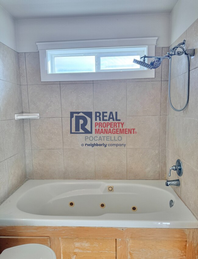 Building Photo - 3 bed 2.5 bath 2 car garage house - pets negotiable