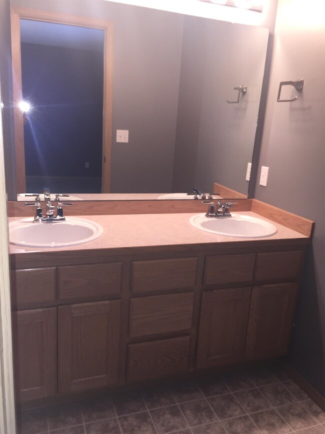 Building Photo - 915 E Galena St