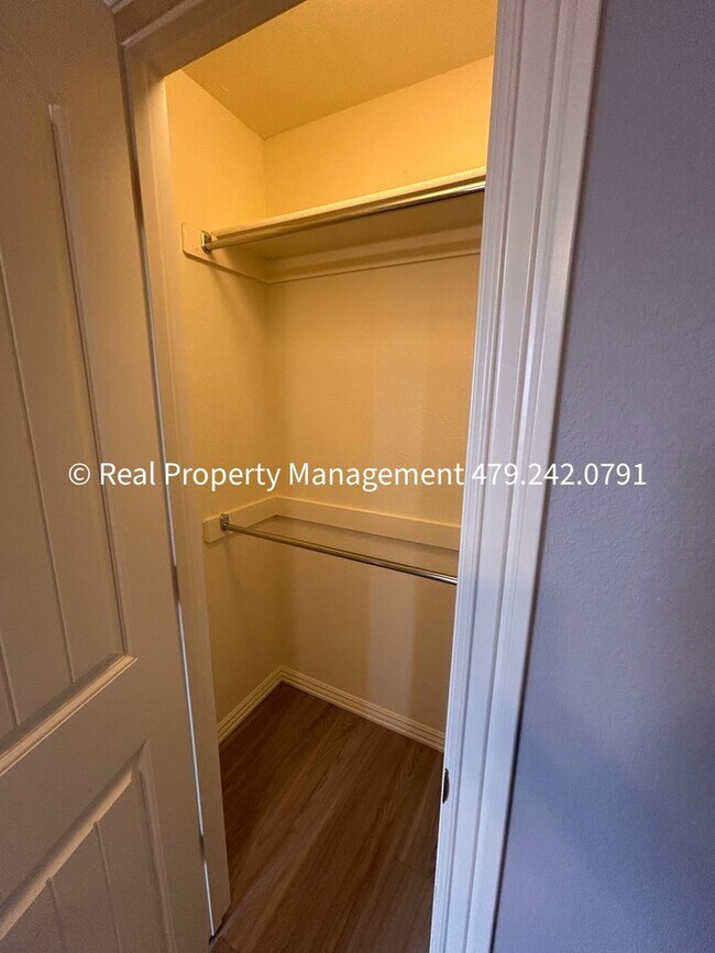 Building Photo - MOVE IN SPECIAL - HALF OFF MOVE IN RENT! B...