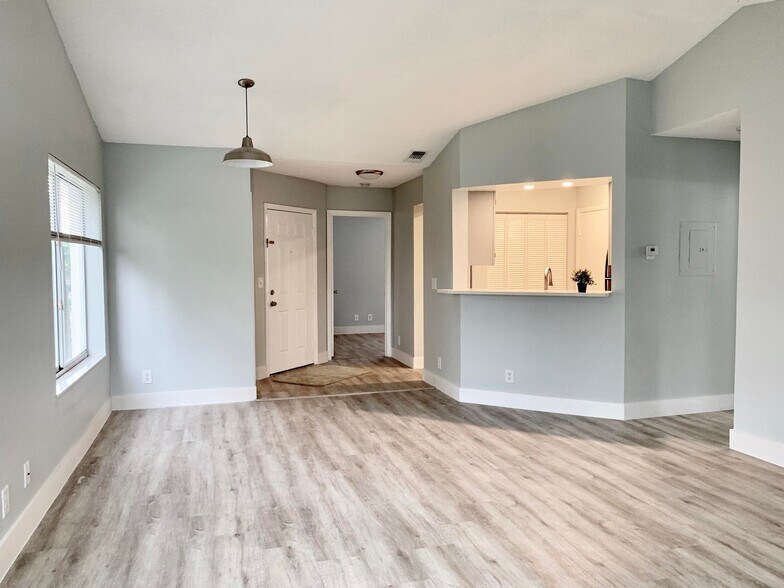 Building Photo - 815 W Boynton Beach Blvd