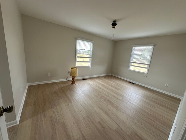 Building Photo - Peaceful Country Living