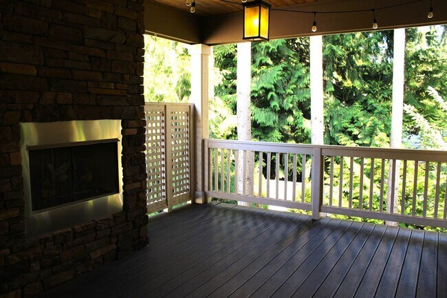 Building Photo - Spacious Luxury Home in Gated Community Ne...