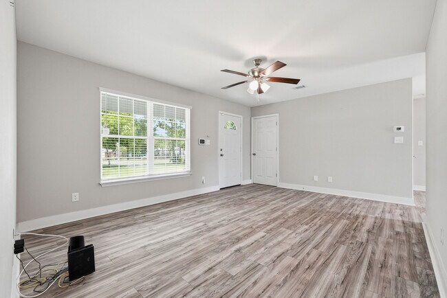 Building Photo - 254 Iris Ln