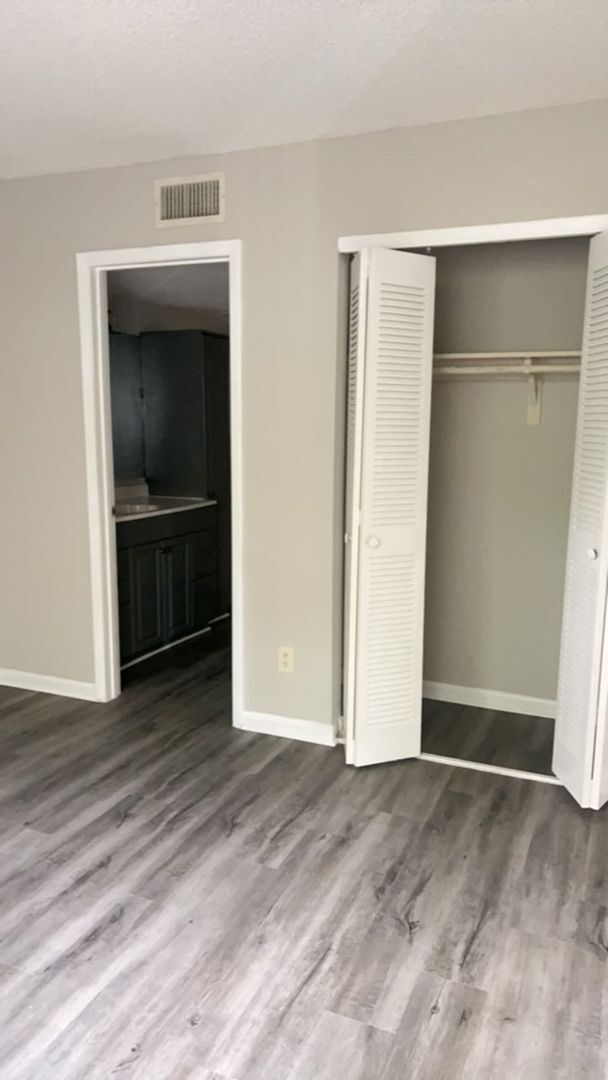 Building Photo - 2 Bedroom, 2 bathroom condo For Rent in Town N Country!