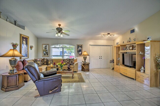 Building Photo - 421 SE 4th Pl