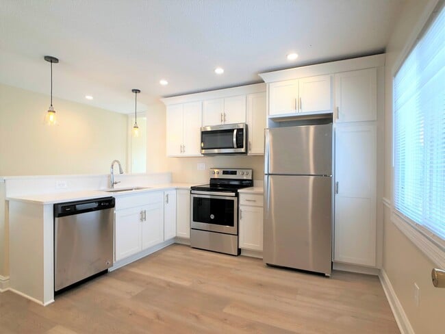 Building Photo - Large House with A/C, deck, updated kitchen, laundry, pet friendly September 1st