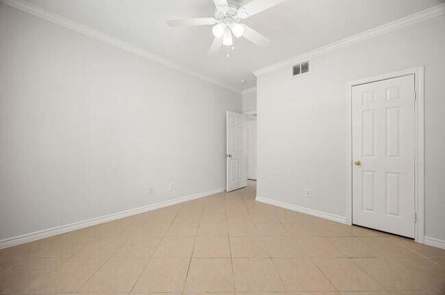 Building Photo - 2255 Braeswood Park Dr
