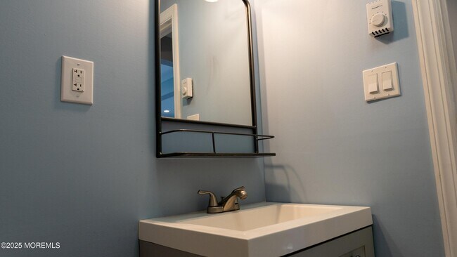 Building Photo - 6 Reno Ct