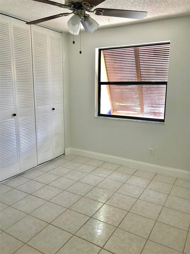 Building Photo - 1640 W Golfview Dr