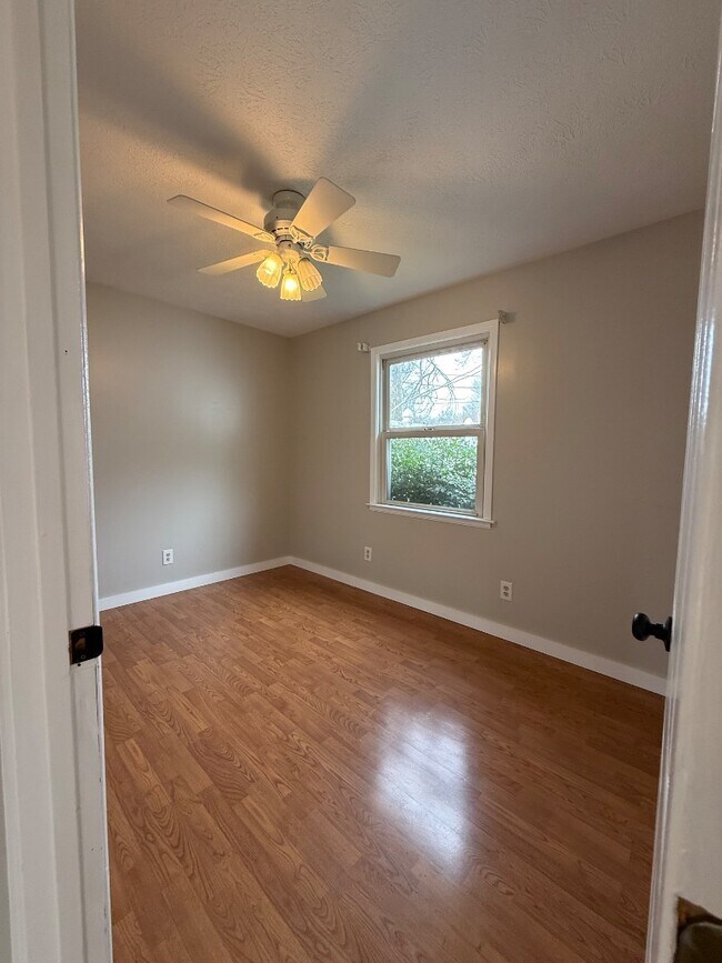 Building Photo - 305 Cherokee Village Dr