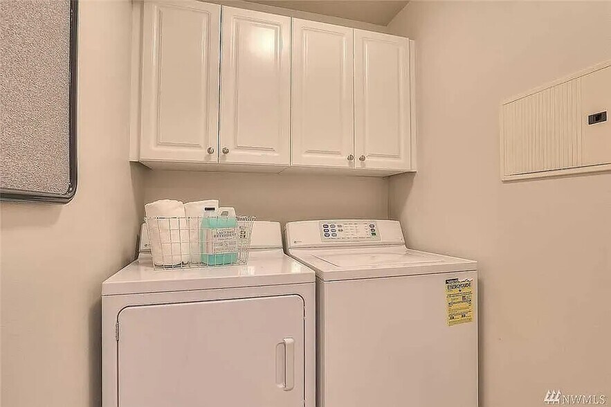 Building Photo - 2425 33rd Ave W