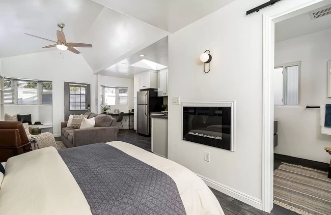 Building Photo - Discover this perfect beach town gem!