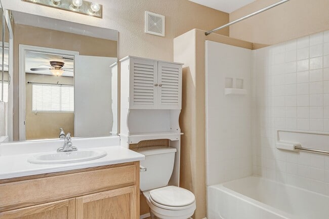 Building Photo - Spacious Townhome w/large yard! Near Summe...