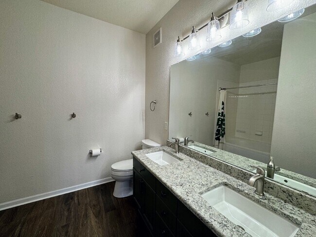 Building Photo - Modern 2 Bed, 2 Bath Condo with Granite Countertops in Littleton, CO!