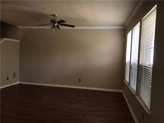 Building Photo - Great Townhome in Prime Locaton