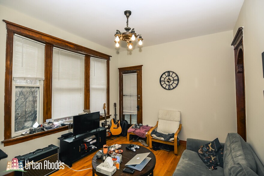 Building Photo - 852 N Leavitt St