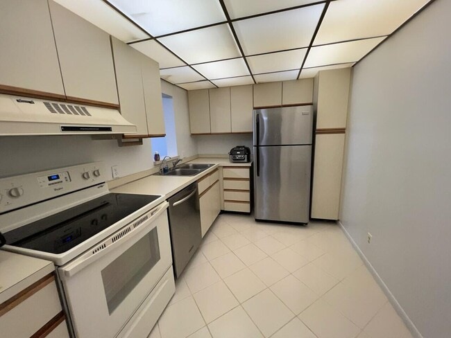 Building Photo - 4657 Fountains Dr S