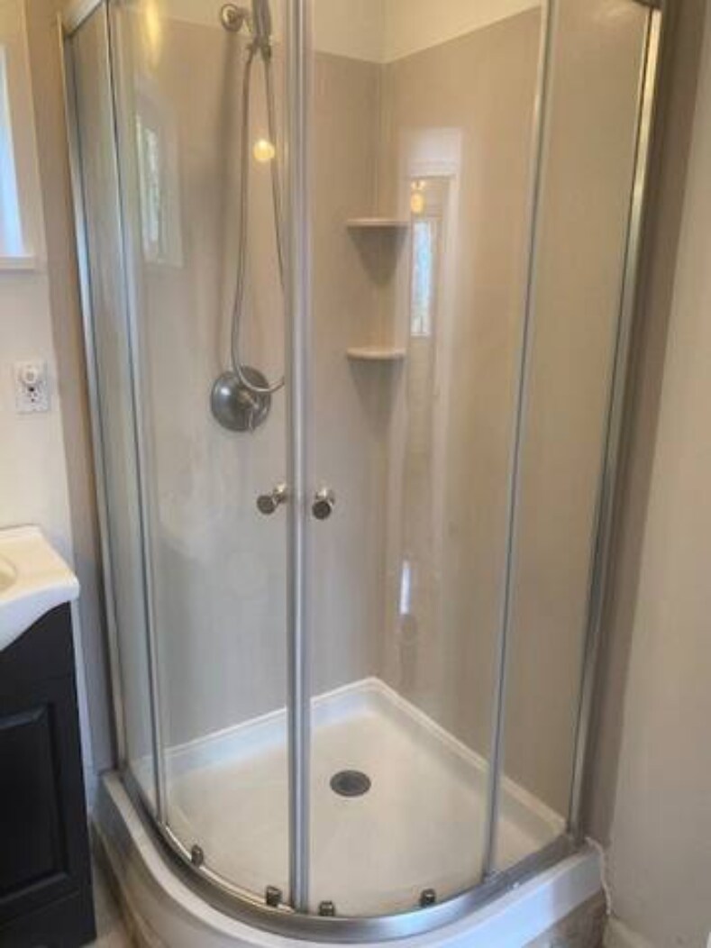 Bathroom Shower - 3333 Fern Flat Rd