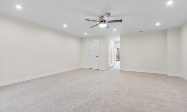 Building Photo - WOW! Amazing 3 story condo for rent
