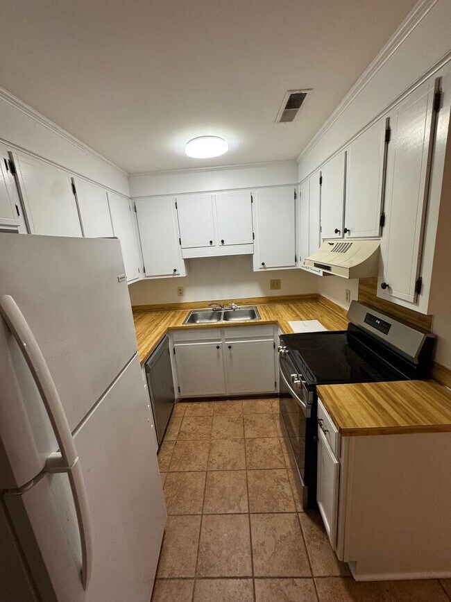 Building Photo - 801 Sandpiper Dr