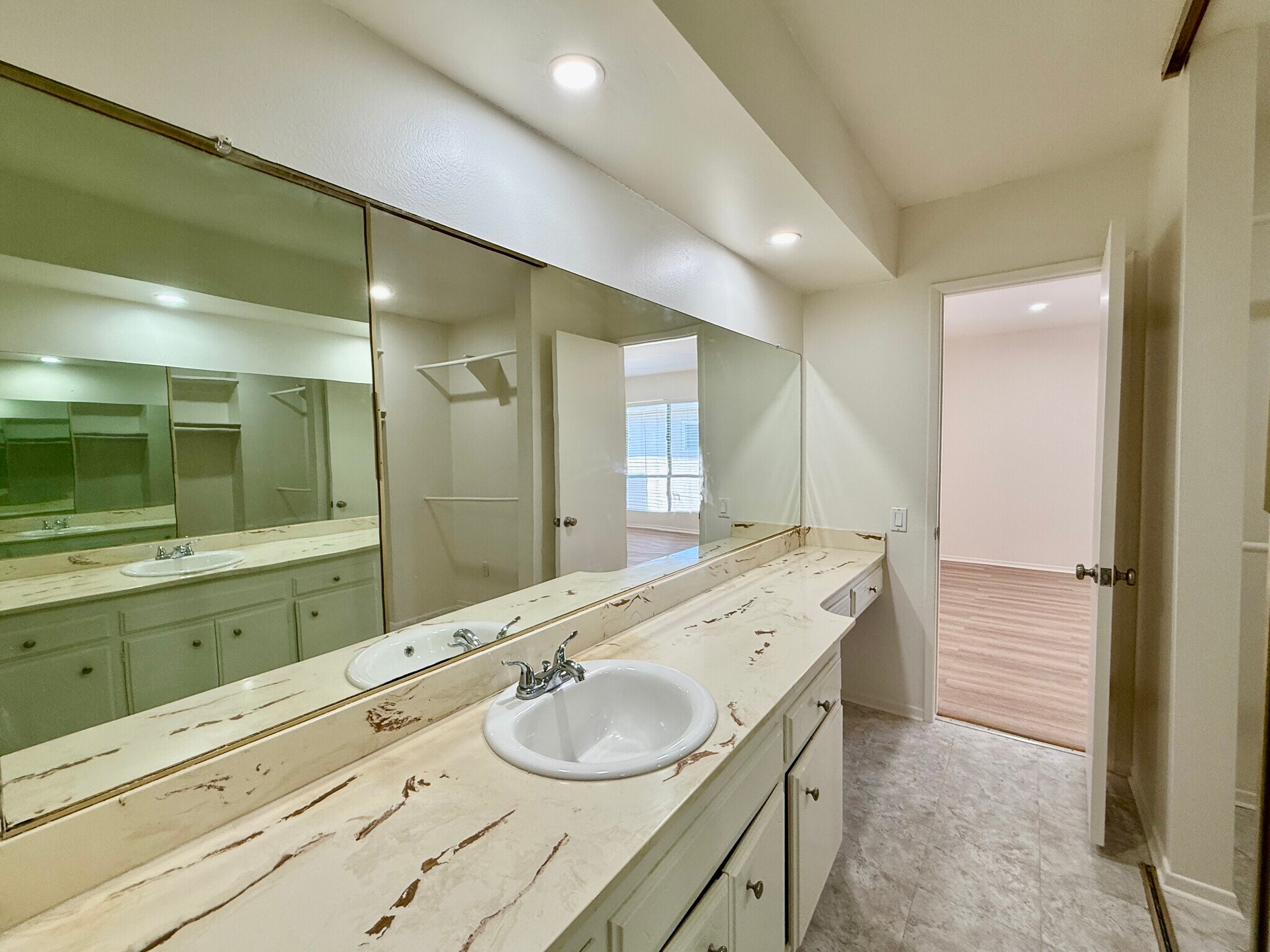 Building Photo - 5320 Zelzah Ave