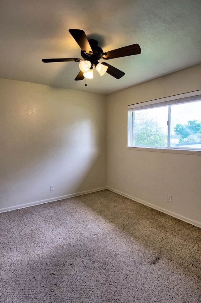 Building Photo - 403 Earl Dr