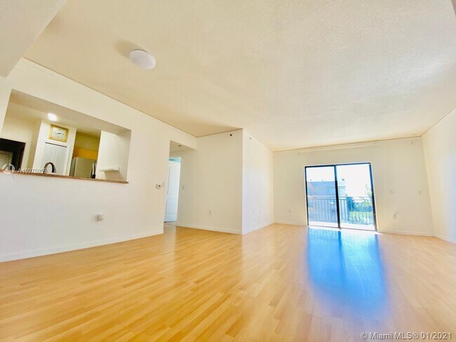 Building Photo - 9340 Fontainebleau Blvd