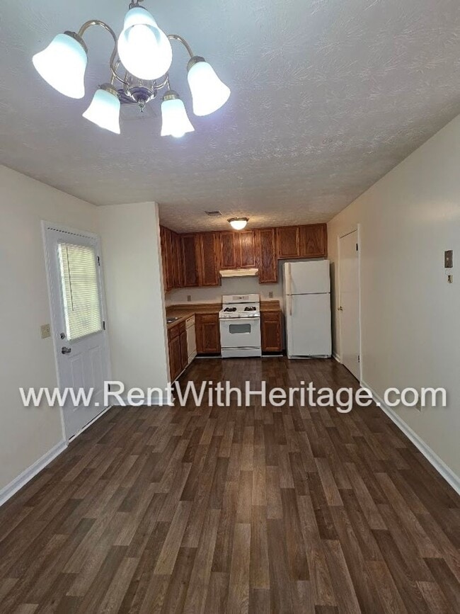 Building Photo - Amazing 3 bedroom, 2.5 bath townhome/ Great Roommate Floorplan / Great Location