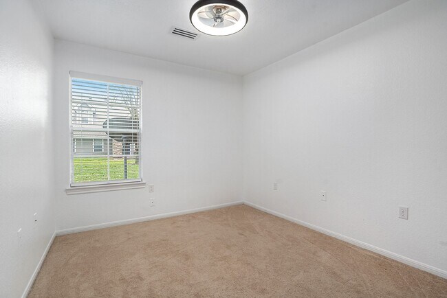 Building Photo - 211 Hunt Rd