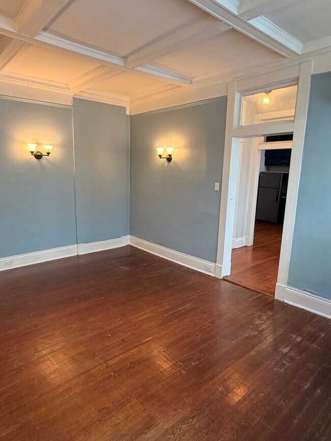 Building Photo - 2BD/1BA unit w/ big front porch, off street parking, and w/d!