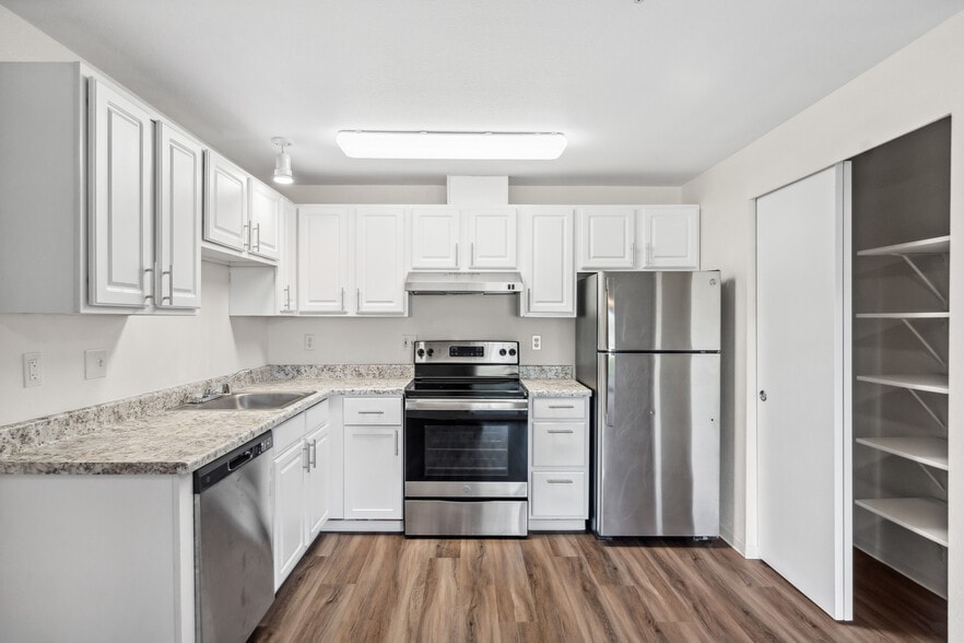 2 Bed 1 Bath Deluxe - 920 Sq Ft - Kensington Gate Apartments