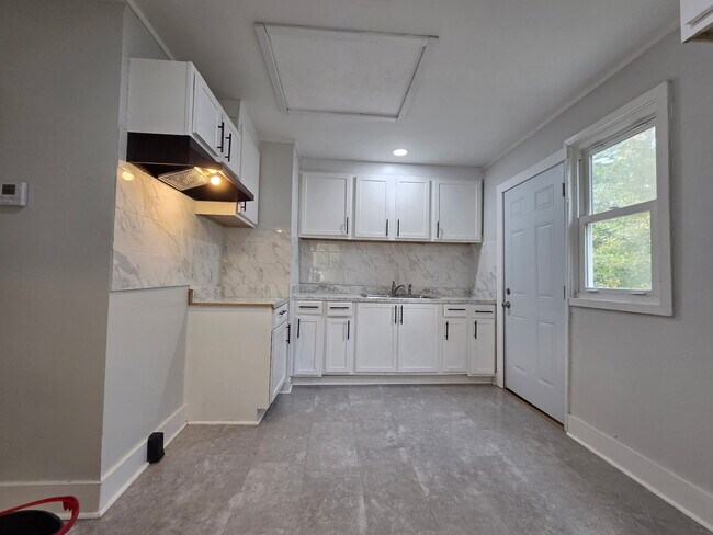 Building Photo - 2058 Holmes Dr