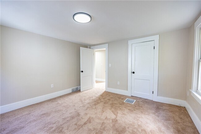 Building Photo - 232 St Clair St