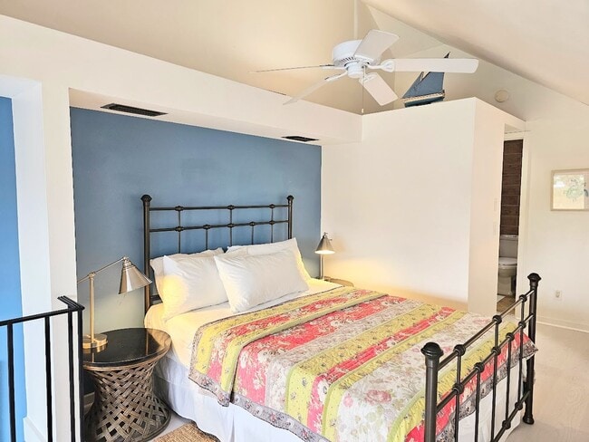 Building Photo - Furnished Waterfront Bungalow with Pool Access