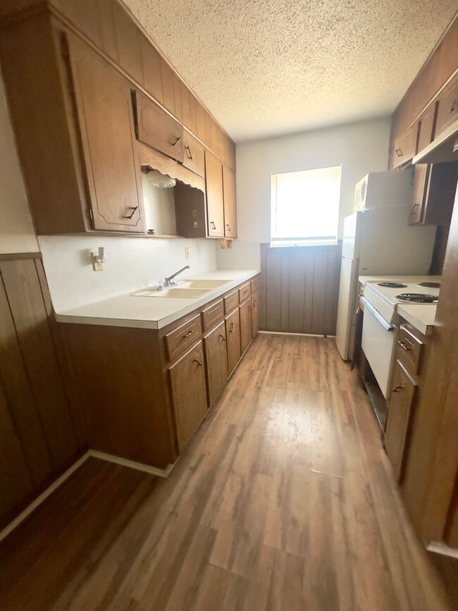 Building Photo - Bundrant Apartments