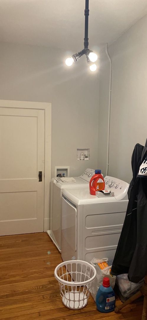 Building Photo - Main128-130