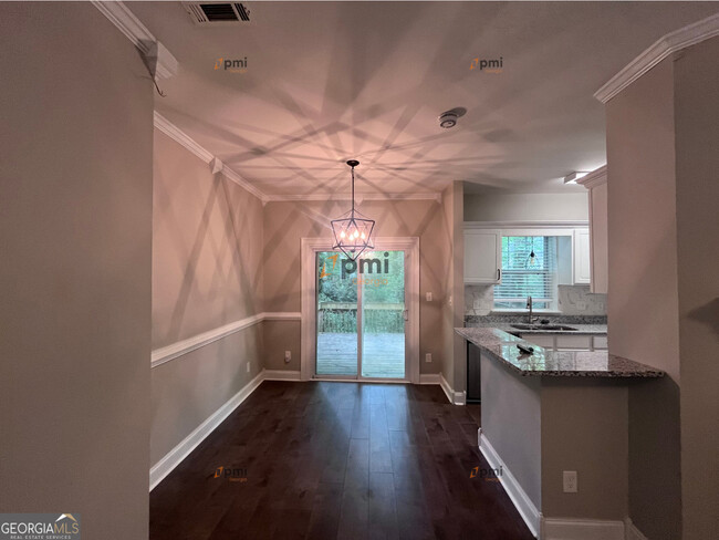 Building Photo - 529 N Fairfield Dr