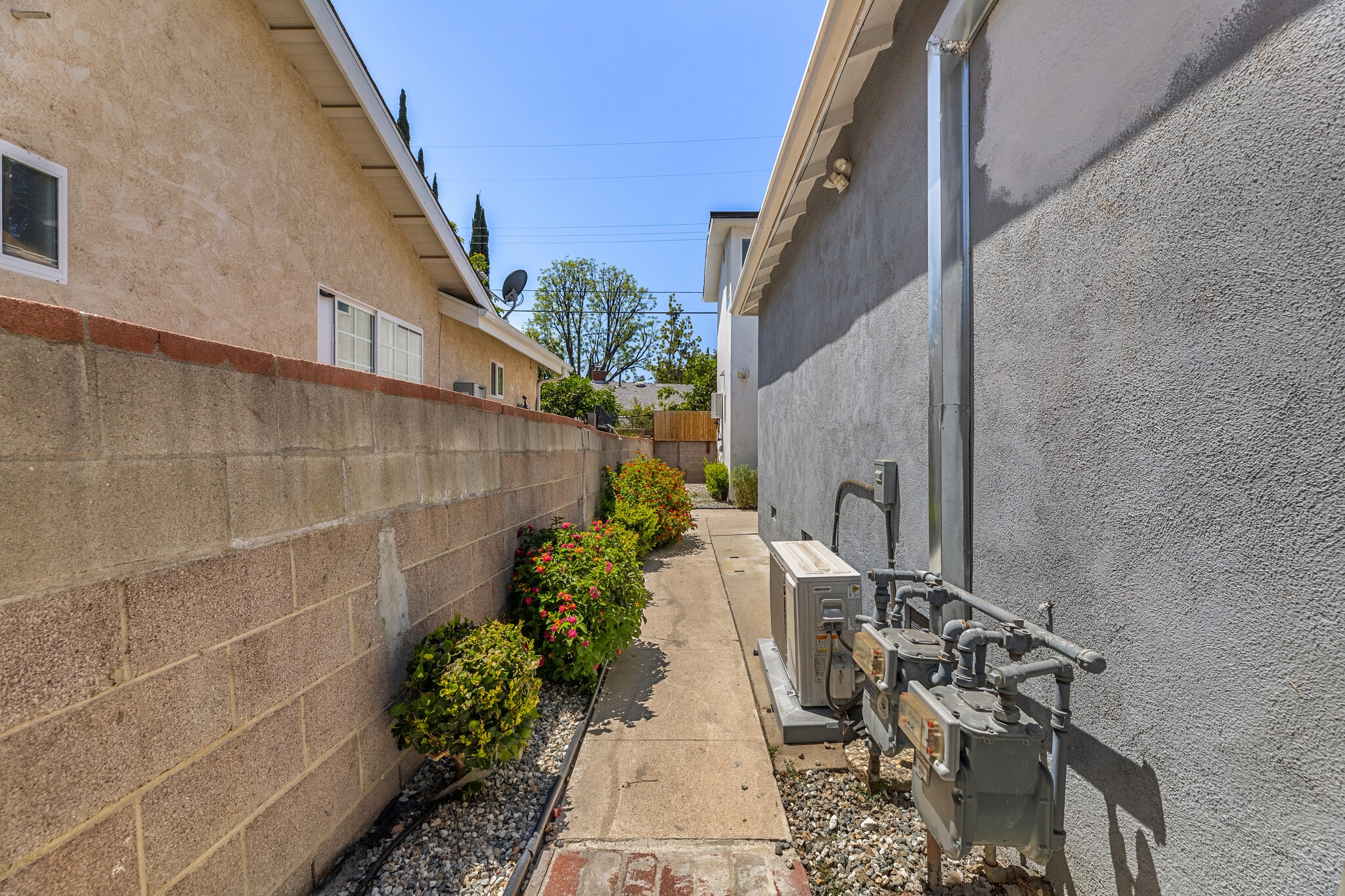 Building Photo - 6731 Amigo Ave