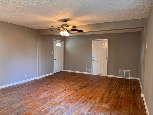 Building Photo - Property For Lease!