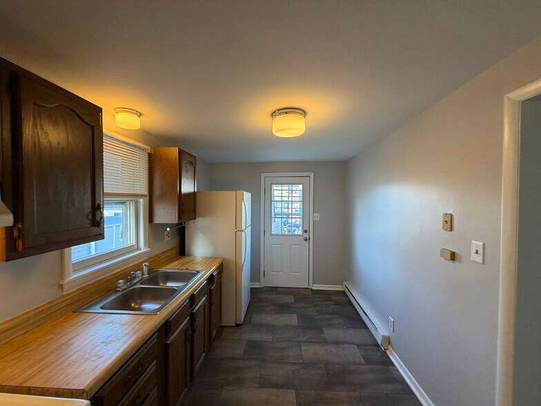 Building Photo - 148 N Church St