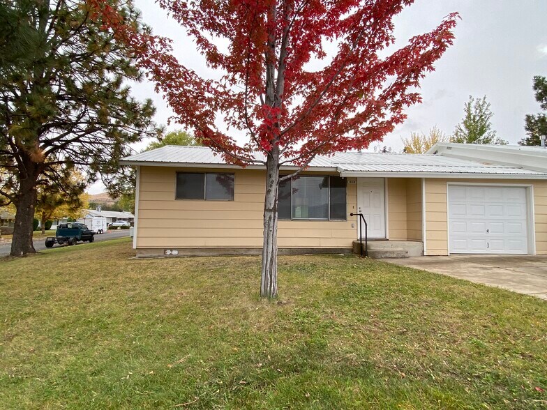 Front yard - 1808 Taurus Ave