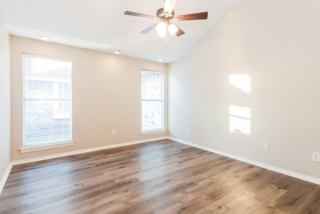 Building Photo - 138 Woodcreek Dr